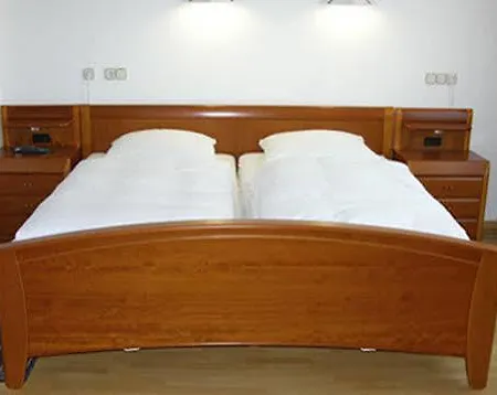 מלון Restaurant 1000 3*